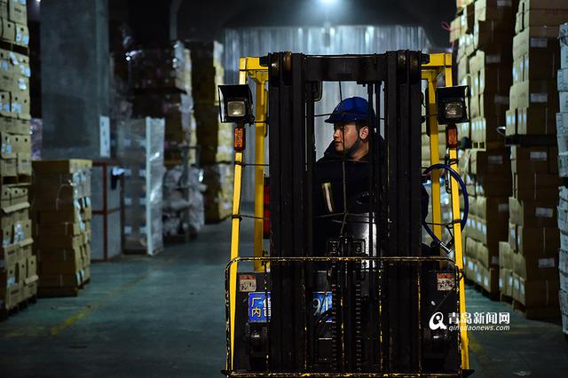 【青岛故事】青岛港冷库搬运工 穿着棉衣过夏