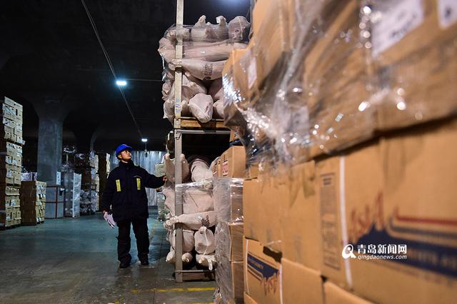 【青岛故事】青岛港冷库搬运工 穿着棉衣过夏