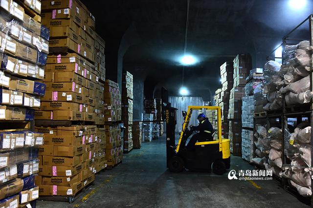 【青岛故事】青岛港冷库搬运工 穿着棉衣过夏