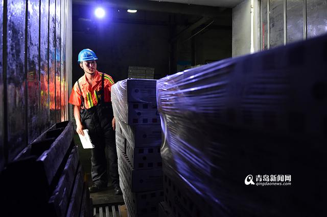 【青岛故事】青岛港冷库搬运工 穿着棉衣过夏