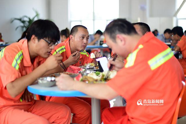 【青岛故事】青岛港冷库搬运工 穿着棉衣过夏