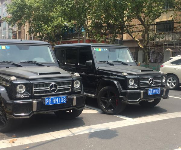 上海街头现“双胞胎”豪车 车牌车型一样(图)