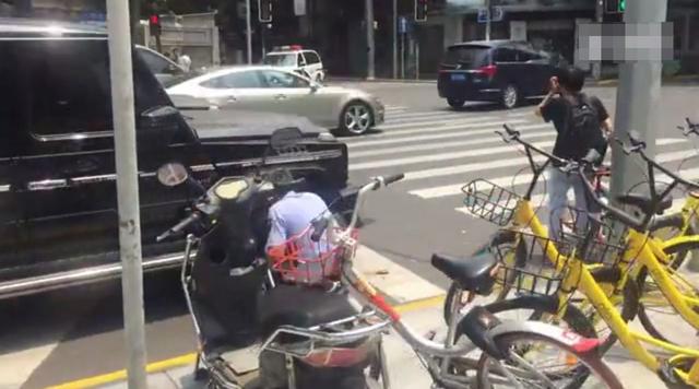 上海街头现“双胞胎”豪车 车牌车型一样(图)