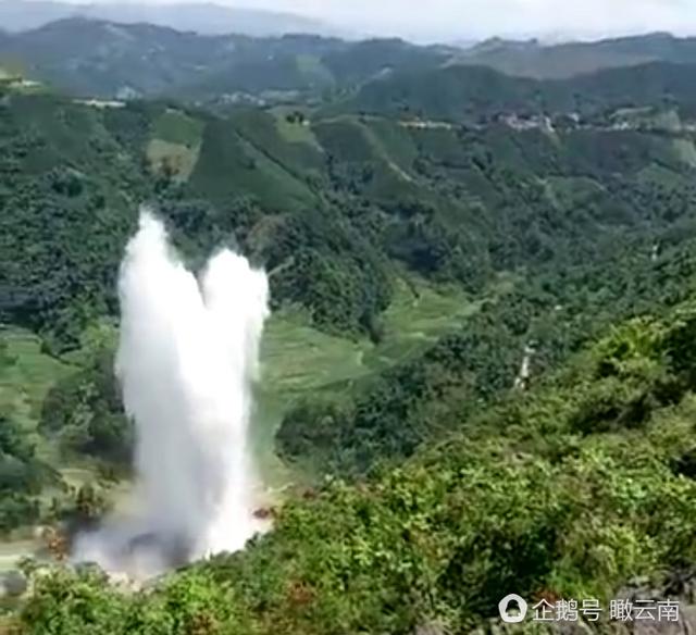 云南水冲云霄奇观：水冲出地面100多米(图)