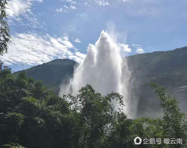 云南水冲云霄奇观：水冲出地面100多米(图)