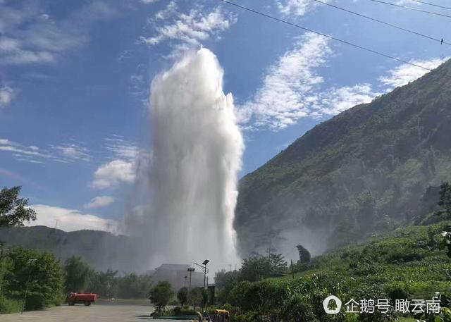 云南水冲云霄奇观：水冲出地面100多米(图)