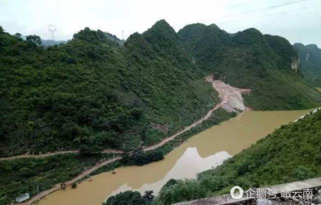 云南水冲云霄奇观：水冲出地面100多米(图)