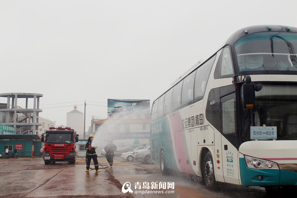 胶州汽车站上演反恐演习民警10分钟制服暴徒