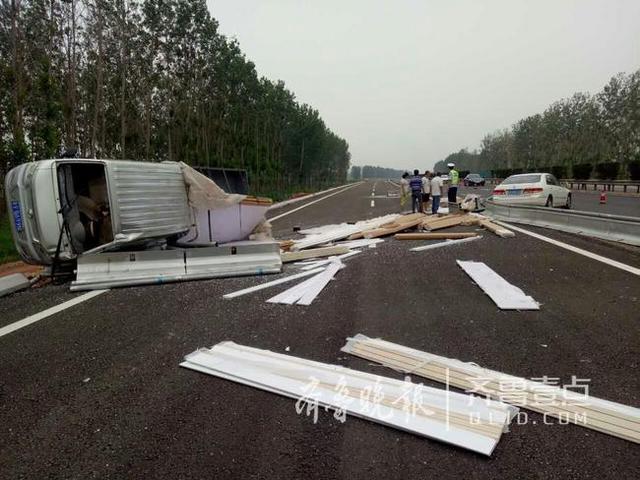 本田车高速上爆胎又发狂 撞翻货车“撕破脸”