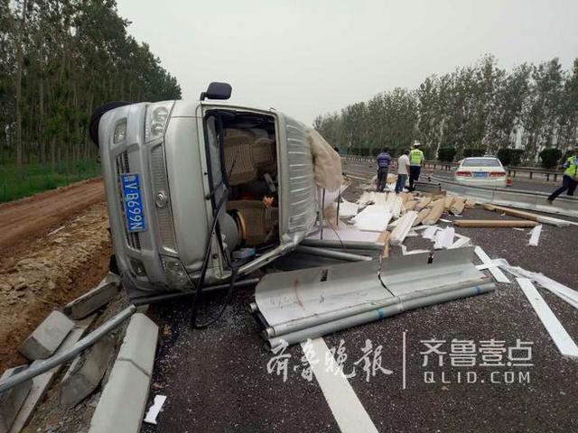 本田车高速上爆胎又发狂 撞翻货车“撕破脸”