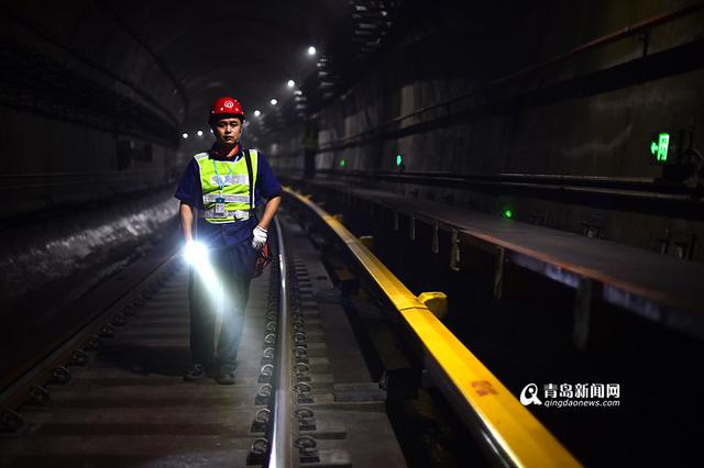 【青岛故事】地铁接触轨检修工 穿'铁鞋'暴走