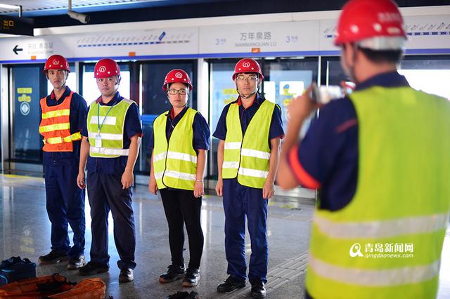 【青岛故事】地铁接触轨检修工 穿'铁鞋'暴走