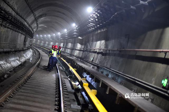 【青岛故事】地铁接触轨检修工 穿'铁鞋'暴走