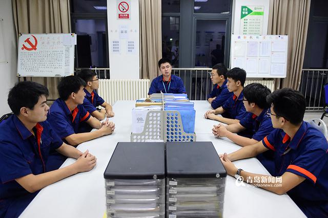 【青岛故事】地铁接触轨检修工 穿'铁鞋'暴走