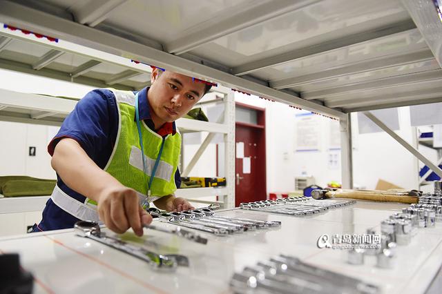 【青岛故事】地铁接触轨检修工 穿'铁鞋'暴走