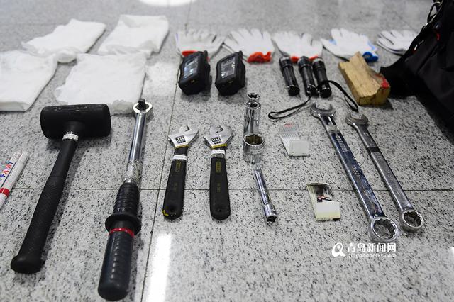 【青岛故事】地铁接触轨检修工 穿'铁鞋'暴走