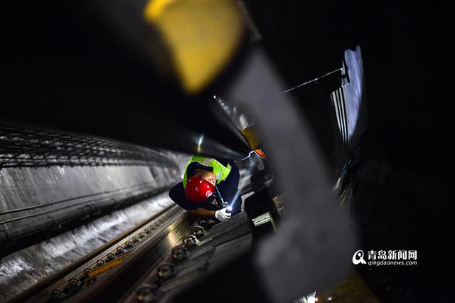 【青岛故事】地铁接触轨检修工 穿'铁鞋'暴走