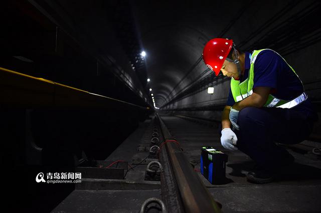 【青岛故事】地铁接触轨检修工 穿'铁鞋'暴走