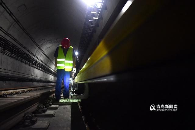 【青岛故事】地铁接触轨检修工 穿'铁鞋'暴走