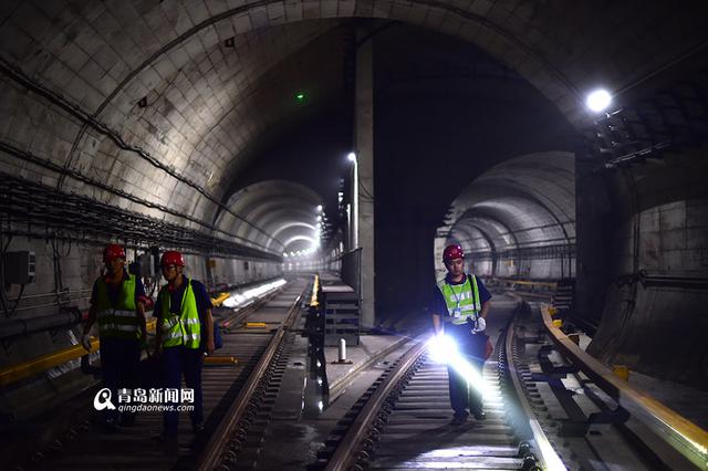 【青岛故事】地铁接触轨检修工 穿'铁鞋'暴走