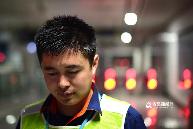 【青岛故事】地铁接触轨检修工 穿'铁鞋'暴走