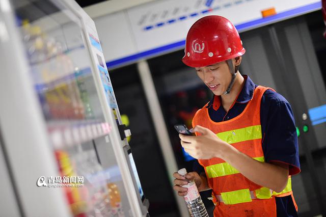 【青岛故事】地铁接触轨检修工 穿'铁鞋'暴走