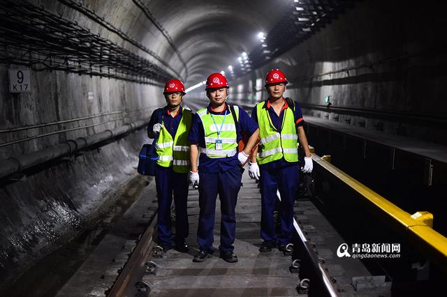 【青岛故事】地铁接触轨检修工 穿'铁鞋'暴走