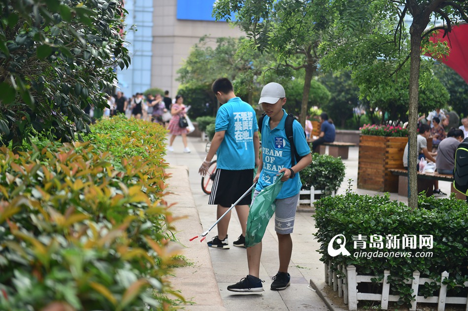 初中生台东捡垃圾 呼吁市民不要把素质丢地上