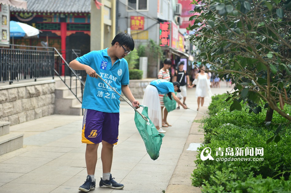 初中生台东捡垃圾 呼吁市民不要把素质丢地上