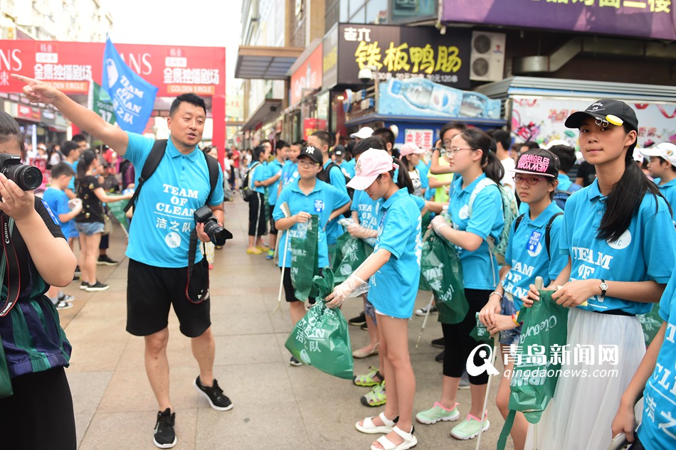 初中生台东捡垃圾 呼吁市民不要把素质丢地上