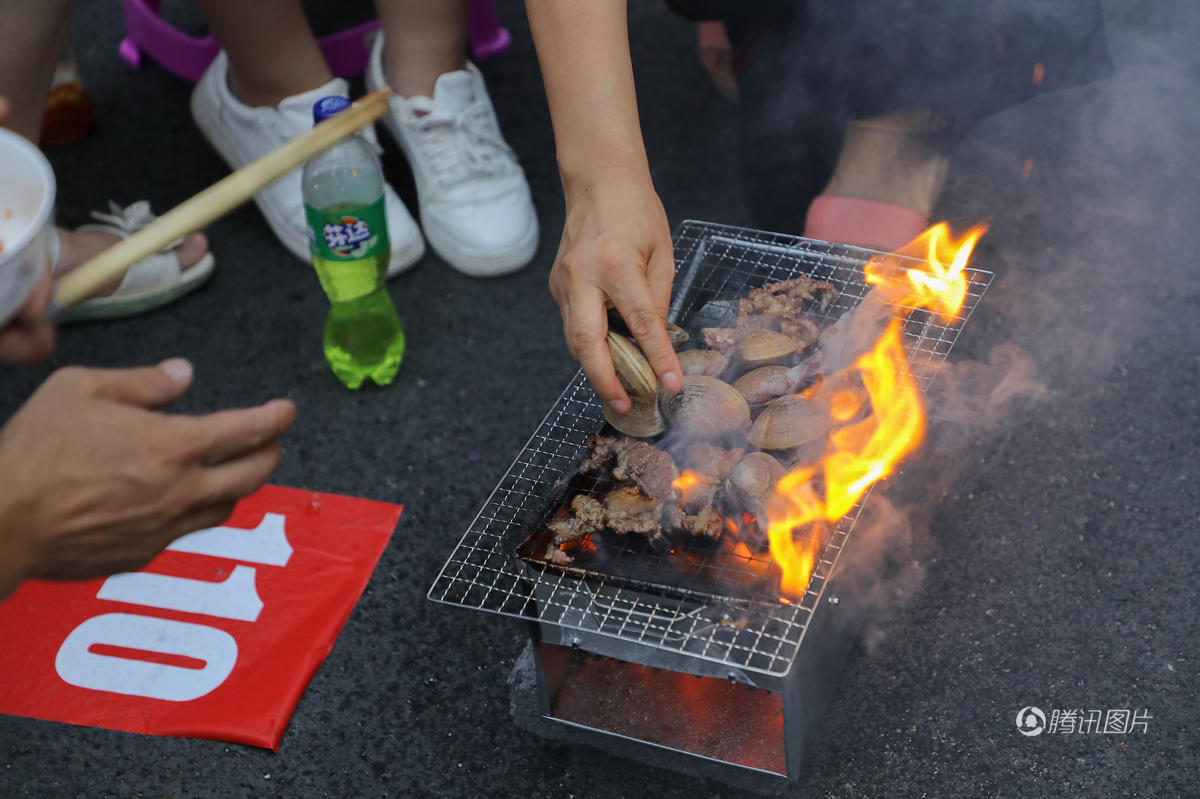 辽宁3500人烤黄蚬子场面火爆 7000斤免费吃