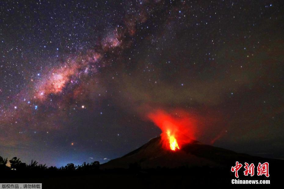 印尼锡纳朋火山喷发 银河映衬下画面震撼
