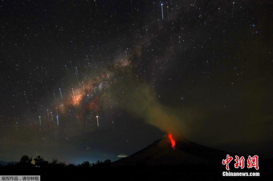 印尼锡纳朋火山喷发 银河映衬下画面震撼