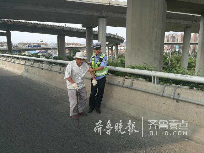 老人骑电动车海尔高架路上迷路 民警送其回家