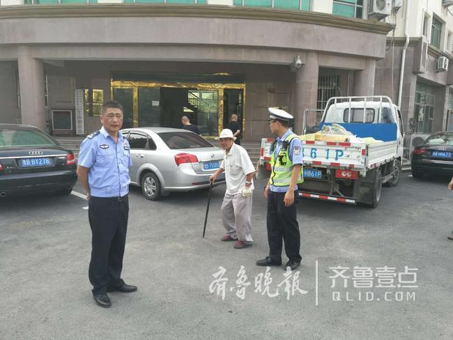 老人骑电动车海尔高架路上迷路 民警送其回家