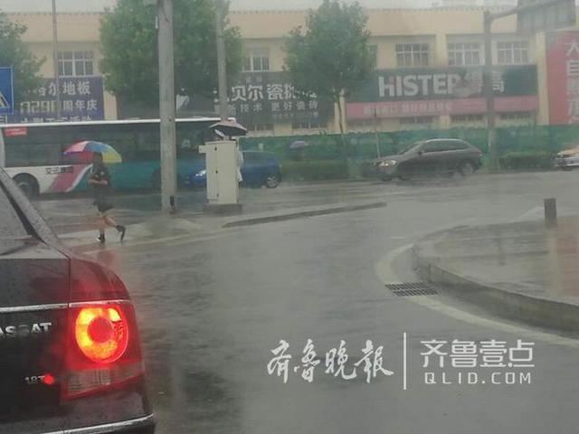 青岛辅警雨中执勤 美女路人帮助撑伞雨停才走 青岛辅警雨中执勤 美女路人帮助撑伞雨停才走