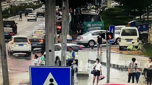 青岛辅警雨中执勤 美女路人帮助撑伞雨停才走 青岛辅警雨中执勤 美女路人帮助撑伞雨停才走