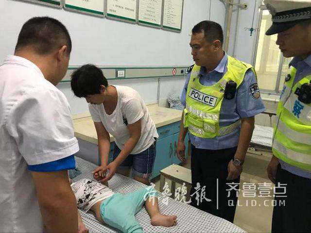 3岁男童大巴上晕厥 黄岛诸城交警接力救人