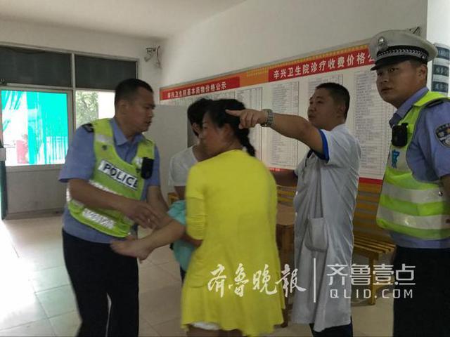 3岁男童大巴上晕厥 黄岛诸城交警接力救人