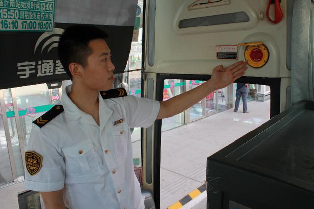 车门上方有救命开关 安全锤敲玻璃四个角才管用 车门上方有救命开关 安全锤敲玻璃四个角才管用