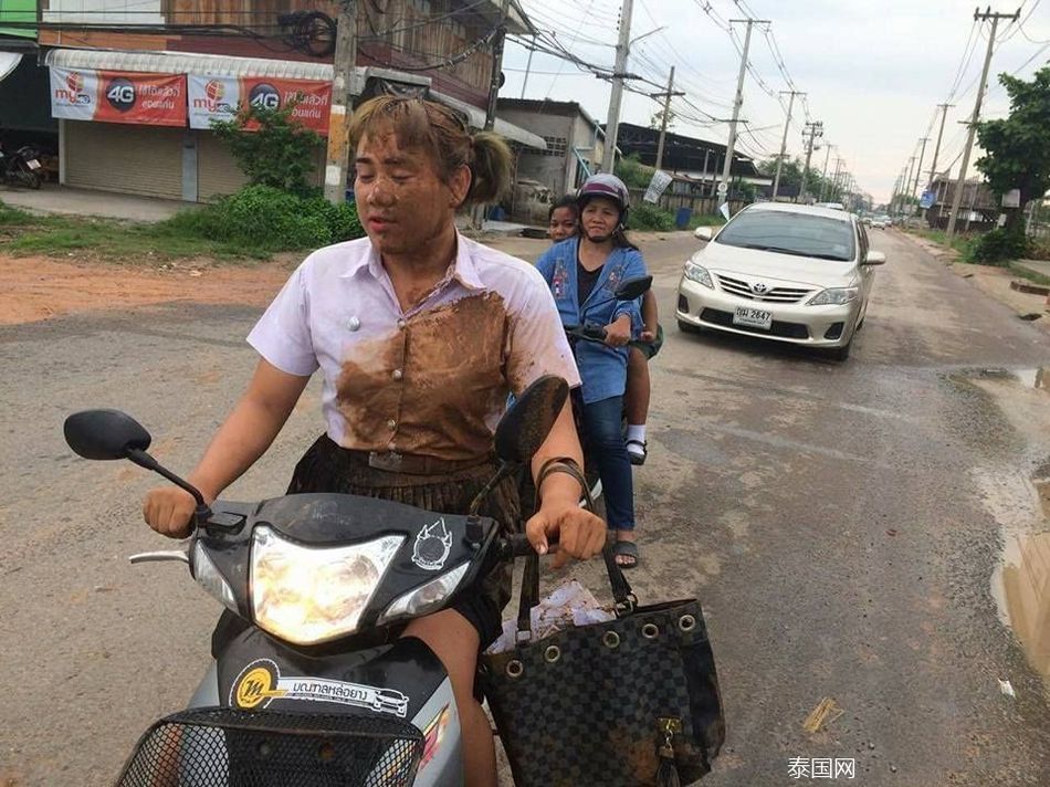 泰国女大学生摔一跤后走红