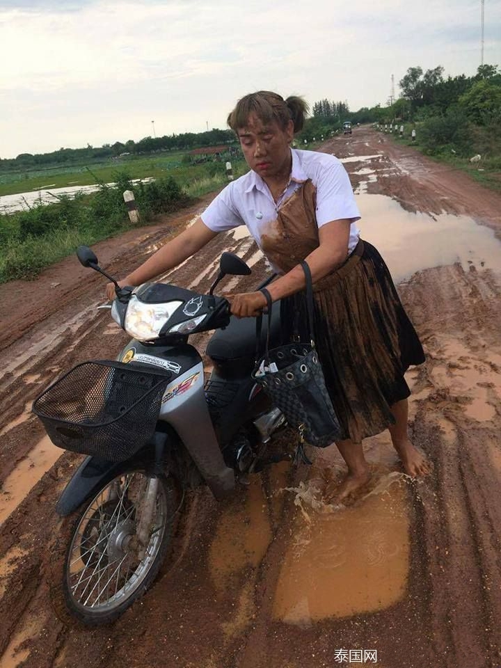 泰国女大学生摔一跤后走红