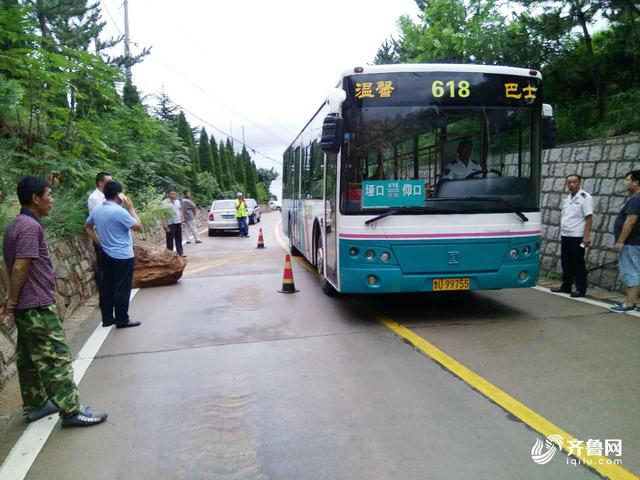 急雨滋润崂山 冲下2块大落石霸道挡山路