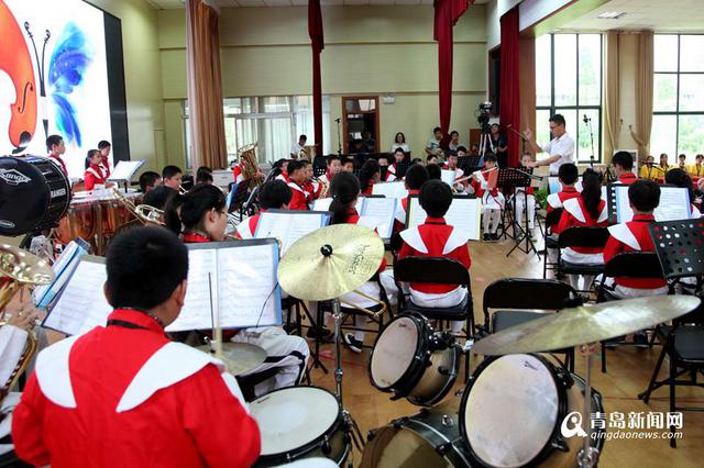 小学生与大师同台献艺 青啤博物馆迎快闪表演