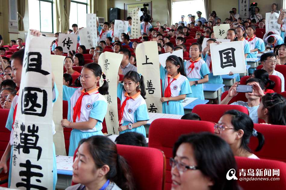 小学生与大师同台献艺 青啤博物馆迎快闪表演