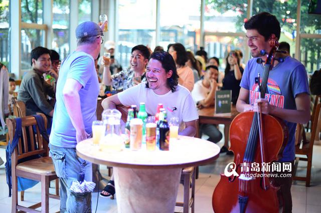 高清：酒吧上演音乐快闪 中欧青年乐手玩嗨了