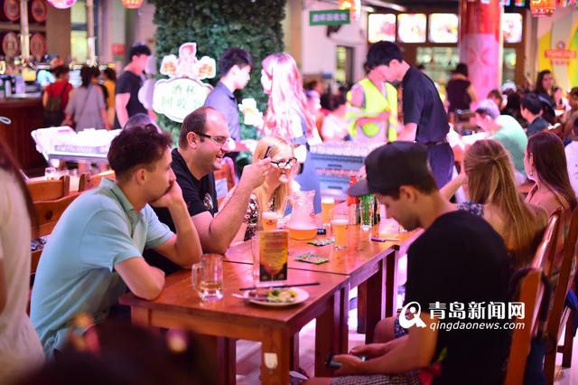高清：酒吧上演音乐快闪 中欧青年乐手玩嗨了