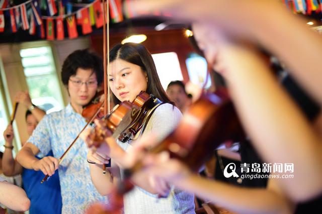 高清：酒吧上演音乐快闪 中欧青年乐手玩嗨了
