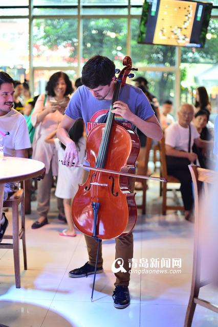 高清：酒吧上演音乐快闪 中欧青年乐手玩嗨了