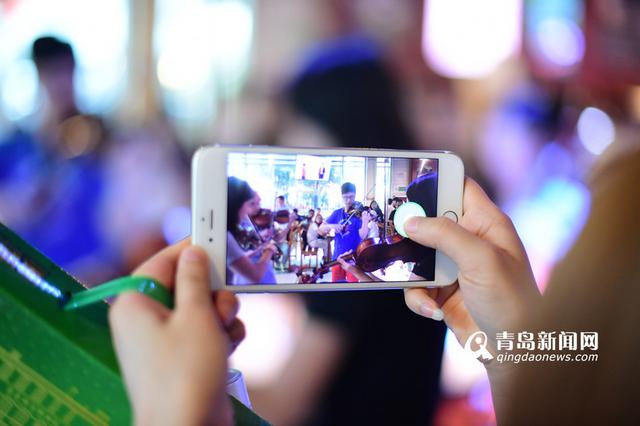 高清:酒吧上演音乐快闪 中欧青年乐手玩嗨了 高清:酒吧上演音乐快闪 中欧青年乐手玩嗨了